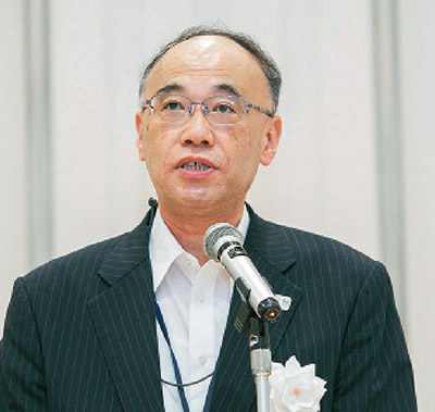 開会挨拶をする 前田豊東京都建設局 道路管理部長