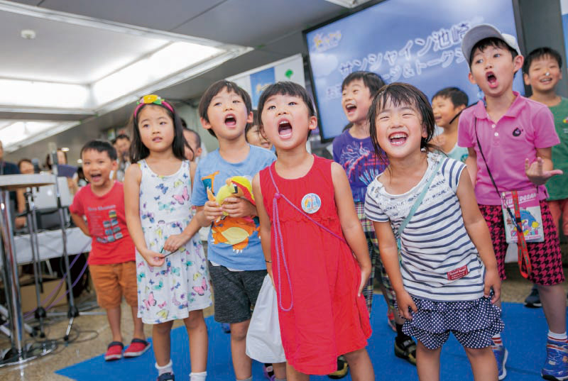 サンシャイン池崎さんのステージでパフォーマンスに加わった子どもたち。
