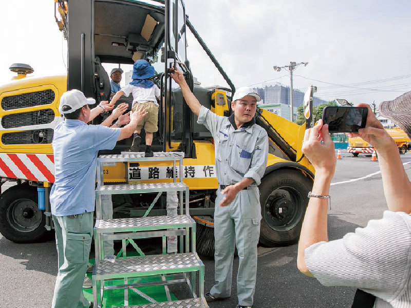 階段を登って運転席へ。