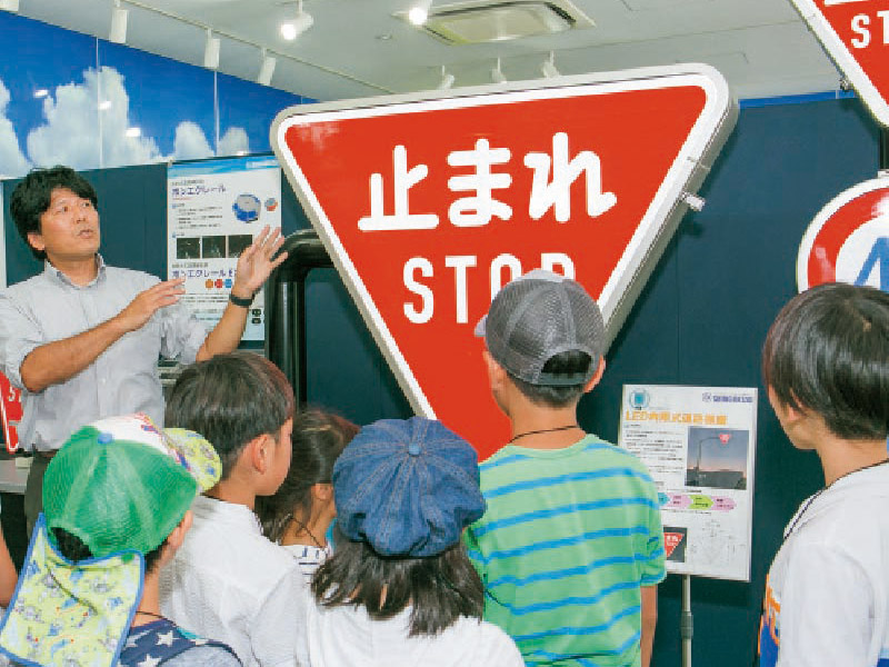 実物大の標識を見られる展示室。
