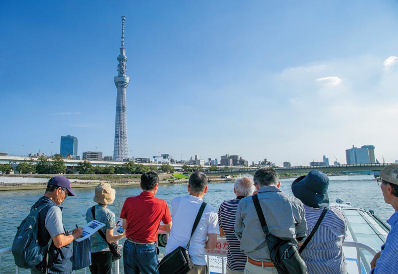 水上バスからスカイツリーを見ている写真
