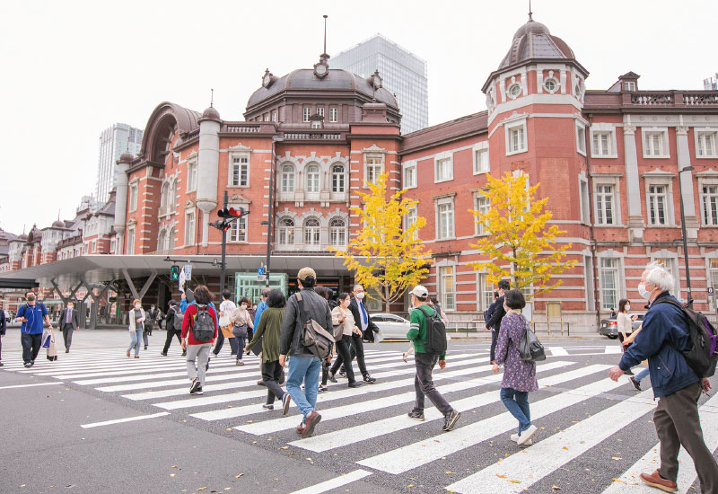 東京駅前の横断報道を渡る写真
