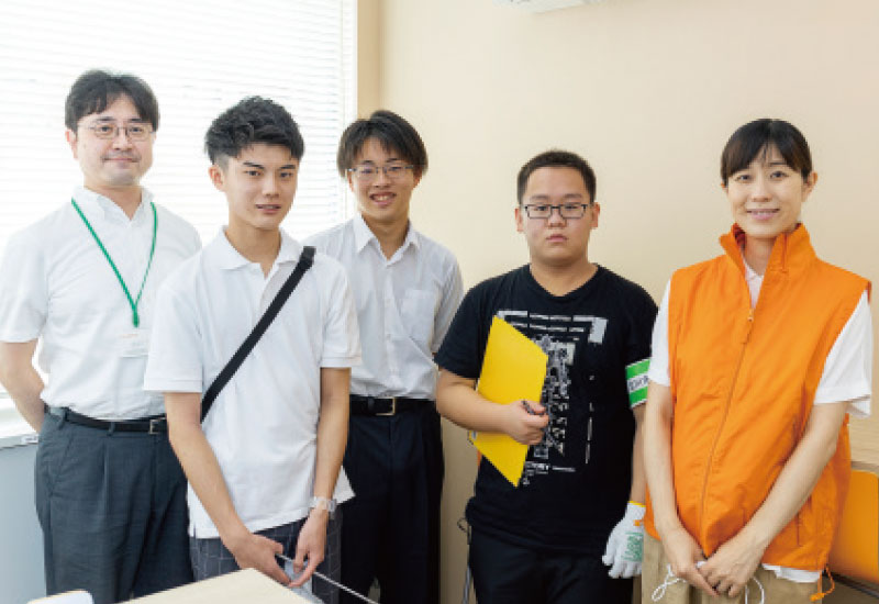 左から第一学院高等学校 立川キャンパスの平野裕介副キャンパス長、2年生の安西竜也さん、 上野真吾さん、影山孝太さん、入江美希教諭  
