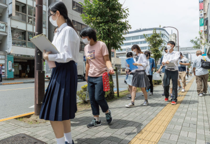 活動は4〜5人のグループに分かれて実施します。ボランティア活動をしたことのない生徒も授業を通して体験をすることができます。 