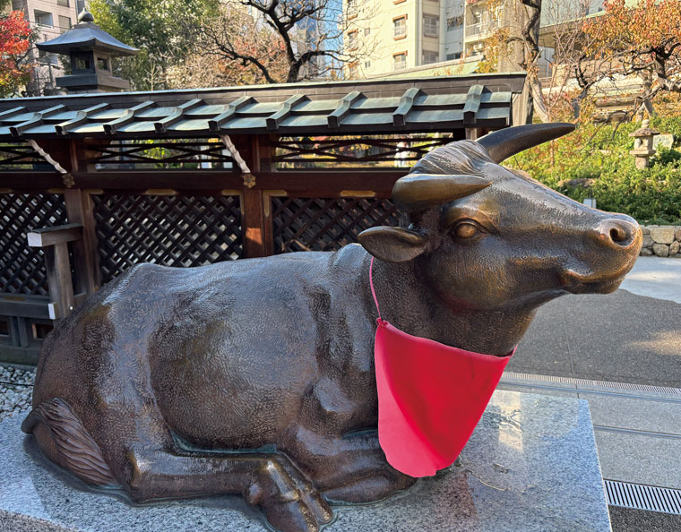 撫で牛（手水舎右）